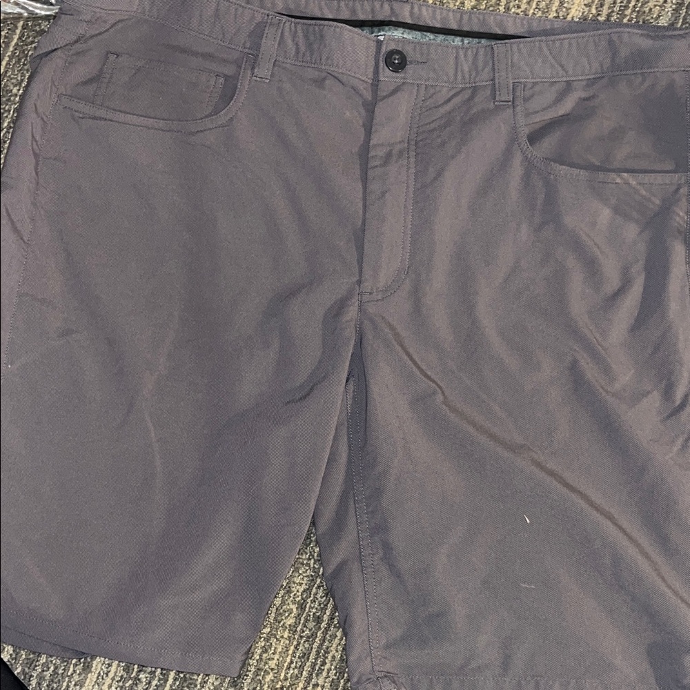 Roundtree & Yorke Men's Flat-Front Shorts in Deep Charcoal